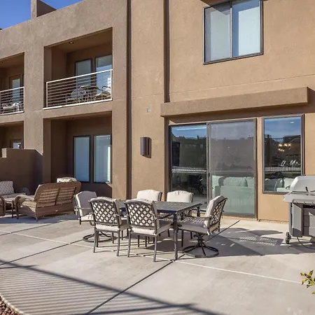 Villa Poolside Plunge